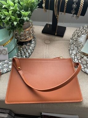 ✨Classic Tan Leather Wristlet Bag✨NEW